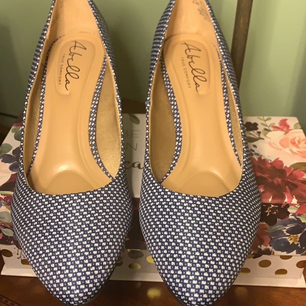 Abella Blue Pump, Size 9.5 M, NWB - Picture 2 of 9